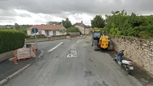 La limite entre Saint-Christophe-du-Bois et Mortagne-sur-Sèvre passe au milieu de cette rue, où les travaux de voirie ont été suspendus. ©Google Street View