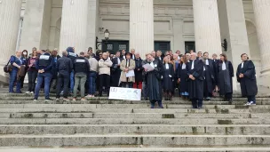 Lundi 17 octobre 2022 à 12 h 30, une soixantaine de policiers, de magistrats et d'avocats se sont réunis sur les marches du Palais de justice d'Angers pour protester contre la réforme de la police judiciaire. ©RCF Anjou