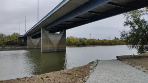 Sous le pont Jean-Moulin à Angers, les écourues 2022 ont permis de construire une cale de mise à l'eau pour les bateaux. ©RCF Anjou