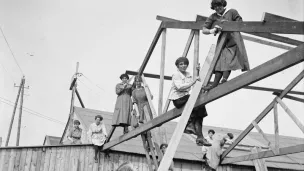 Femmes employées comme charpentier, le 26 juin 1918 près de Calais ©Wikimédia commons