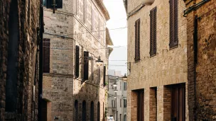 Rue médiévale de Bevagna, Italie ©Gabriella Clare Marino