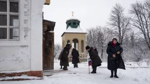 Sortie sous la neige de la messe orthodoxe dans l'église de Troudovsky, Donetsk, Ukraine, le 07/01/2020 ©JACQUES PION / Hans Lucas