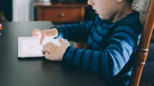 Un enfant passe en moyenne 4h11 par jour devant un écran ©Kelly Sikkema