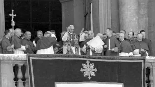 Première apparition de Paul VI au balcon après l'annonce de son élection le 21 juin 1963 ©Wikimédia commons