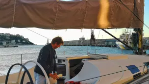 Jean-Pierre Dick sur son bateau - Image archive RCF Nice Côte d'Azur 