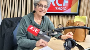 Bénédicte Serrate, en charge de l'action sociale à Annecy, dans les studios de RCF Haute-Savoie ©Victorien Duchet