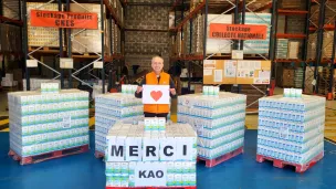 Tony Amato avec les mots "Merci Kao" et les briques de lait - Photo Twitter Banque Alimentaire