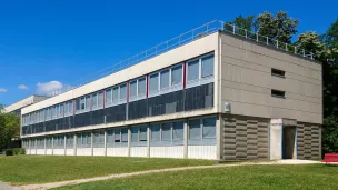 bâtiment W1 bis de l'École Centrale de Lyon - CC BY-SA 4.0 GladiusTM via Wikimedia Commons