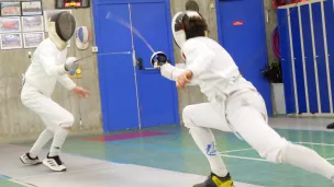 Deux escrimeurs en plein entrainement du Grenoble Escrime Parmentier