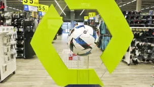 Au centre d'un magasin d'articles de sport, le ballon rond exposé à l'occasion de la Coupe du monde au Qatar, le 17/11/2022 à Briançon, Hautes-Alpes - Crédit Thibaut Durand / Hans Lucas