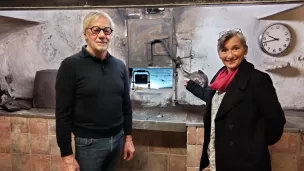 Marie Pierre Damagnez et Christian Ruperti devant le four au feu de bois. @TS