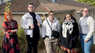 Camille Chuillet et des jeunes de la Mission Locale Arc Charente