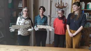 Aurélie Sterie (deuxième en partant de la gauche) vient de redonner les deux bulles papales restaurées. ©RCF Haute-Loire