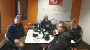 Amandine Bafoil, cadre éducative, Bernard, chargé d'inclusion et Jérôme Cat au micro de Laurent Sciauvau