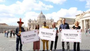 © Mouvement Laudato Si'. Les intervenants du film The Letter devant le Vatican, à Rome.