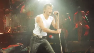 Johnny lors du Zénith 1984. © Wikipedia.