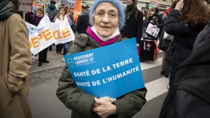 Des membres du Mouvement Laudato Si' présents à la marche pour le climat, le 12/03/2022 à Paris ©Corinne Simon / Hans Lucas