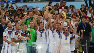 Le capitaine allemand Philipp Lahm brandissant le trophée de la Coupe du monde de football au stade Maracanã, lieu de la finale ©wikimediacommons