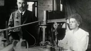 Pierre et Marie Curie dans leur laboratoire de fortune de l’École municipale de physique et de chimie industrielles, vers 1906 ©wikimediacommons