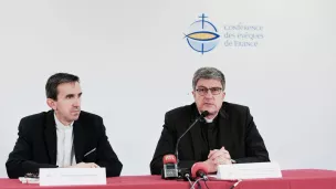 Le Père Hugues de Woillemont, porte-parole de la CEF (gauche) et Mgr Éric de Moulins-Beaufort, président de la CEF, le 05/11/2021 à Lourdes ©Laurent Ferriere / Hans Lucas