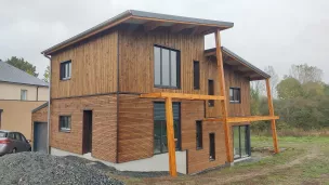 Sur la façade sud, des brise-soleil permettent de laisser rentrer le soleil l'hiver quand il est bas mais pas l'été quand il est haut dans le ciel. ©RCF Anjou