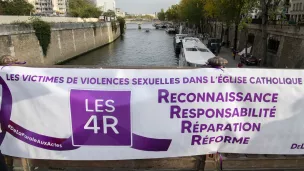 "Reconnaissance, responsabilité, réparation, réforme", banderole du collectif de la parole aux actes, pont au Double, Paris, 29/10/2022 ©Corinne Simon / Hans Lucas