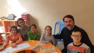 Père Pierre Brun le Gouest avec des enfants syriens en situation de handicap