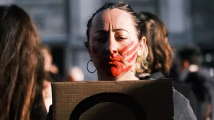 Activiste du collectif #NousToutes, une main rouge dessinée sur le visage pour protester contre les violences sexuelles à l'égard des femmes, Paris, le 12/11/2022 ©Anna Margueritat / Hans Lucas