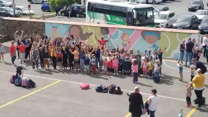 L'école a fait appel à un peintre pour la fresque réalisée par les enfants ©DR