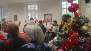 Noël au Secours Catholique du Berry à Passerelles à Bourges © RCF - Guillaume Martin-Deguéret.