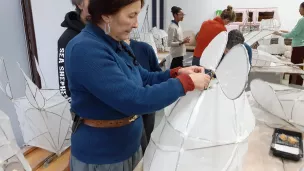 Anne Bitran, co-directrice de la compagnie les rémouleurs, ici lors des ateliers de fabrication de lanternes, proposés, cette semaine, à Saint-Brieuc.