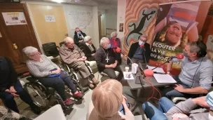 Le studio de RCF en plein coeur de l'Ehpad Bel Horizon avec des résidents, Mgr Yves Baumgarten, évêque du Puy, le docteur Jacques Labrosse, médecin coordonnateur et Michelle Michel, adjointe à la mairie du Puy-en-Velay en charge des personnes âgées 