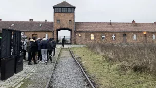 Des jeunes élèves de Sainte-Marie à Auschwitz le 1er décembre dernier © Ensemble Scolaire Bourges Centre.