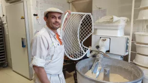 Boulanger à Segré, Mickaël François a dû licencier l'un de ses salariés pour faire face à la hausse des prix de l'énergie. ©RCF Anjou