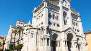 La cathédrale de Monaco ou auront lieu les obsèques de Mgr Barsi - Par Rundvald — Travail personnel, CC BY-SA 4.0, https://commons.wikimedia.org/w/index.php?curid=121615958