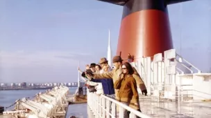 © Collection French Lines & Compagnies, Passagers sur le pont supérieur du paquebot France (CGT 1962) au départ du Havre. 