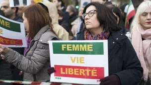 Manifestation en soutien au peuple iranien, solidaires face a la tyrannie en Iran et ailleurs. Le 27 novembre 2022, a Paris, entre port royal et le panthéon. © Photographie par Fiora Garenzi / Hans Lucas.