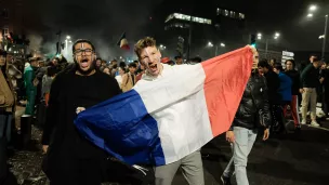 Après la demi-finale France - Maroc de la Coupe du Monde de Football 2022 au Qatar, les supporters français ont massivement envahi les rues de la ville, pour célébrer la victoire de leur équipe. © Photographie par Patrick Batard / Hans Lucas
