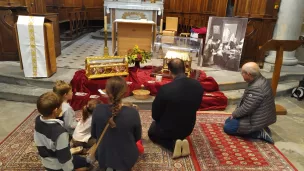 Sanctuaire d'Alençon - vénération des reliques de Thérèse, de Louis et de Zélie