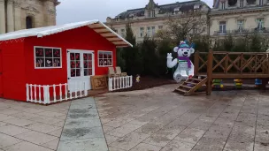 Installation des festivités de Noël sur la place d'Armes de Vitry-le-François