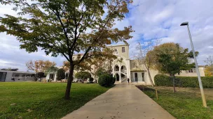 La cour intérieure de Sainte-Trinité est pensée comme celle d'un cloître. Nina Pavan