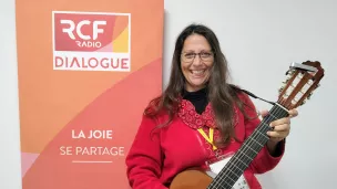 Sophie Dahan, guitariste pour l'association Phonambule. 