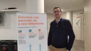 Jérôme Delalande, le directeur des relations avec les collectivités locales d'Orange en Maine-et-Loire, espère collecter 6 000 portables usagés grâce au partenariat avec l'AMRF49. ©RCF Anjou