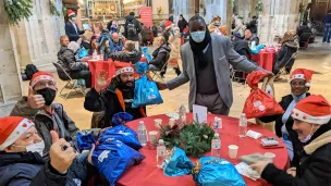 Repas de Noël le 25 décembre 2021 à midi dans l’église Saint-Merry pour 140 personnes sans-abri ©Communauté Sant-Egidio / église Saint-Merry