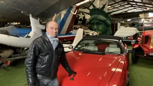 Marc Betrancourt dans un des hangars d'exposition du musée Crédit RCF Hauts de France