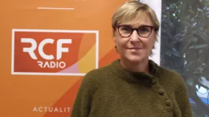 Christine Rey dans les studios de RCF Isère