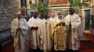 Une partie des prêtres et diacres du Pays de Locminé rassemblés autour de Mgr Centène à Saint Jean Brévelay ©RCF Sud Bretagne