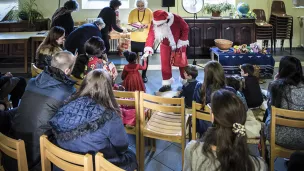 Distribution des cadeaux de Noël aux enfants des familles de migrants par les associations de solidarité, Pamiers, le 18/12/2019 ©Céline Gaille / Hans Lucas