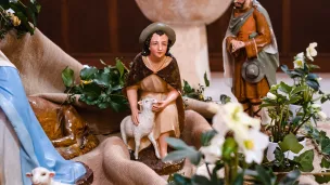 Une figurine de berger dans une crèche de Noël à Cassagne, en Haute-Garonne ©Lilian Cazabet / Hans Lucas