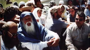 Les philosophes de la non-violence Jean-Marie Muller et Lanza del Vasto (à gauche) avec Jacques de Bollardière sur le causse du Larzac, protestant contre l'extension du camp militaire, dans les années 1970 ©Wikimédia commons